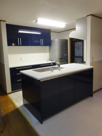 吊戸と壁を撤去して明るく広々としたキッチンに